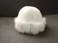 Дамска пухкава шапка в бял цвят, снимка 8