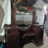 Продавам старинна тоалетка с огледало, снимка 13 - Тоалетки - 44621343