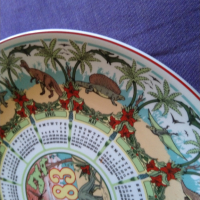 Чиния порцелан маркова Wedgwood porcelain the age of reptiles Calendar plate Thirteenth series 1983г, снимка 7 - Декорация за дома - 36558470