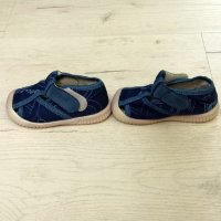 Детски текстилни обувки за ясла с лепки 19 номер, снимка 3 - Детски пантофи - 42766204