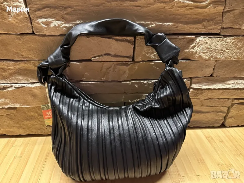 Дамска черна кожена чанта, снимка 1