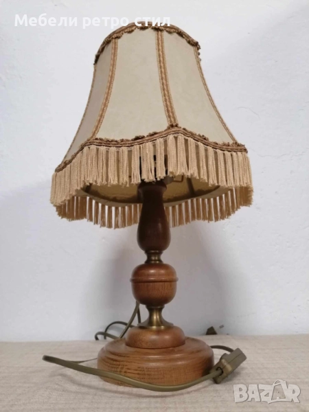 Елегантна нощна лампа с  основа от масивна дърво с топъл естествен финиш и кремав текстилен абажур., снимка 1