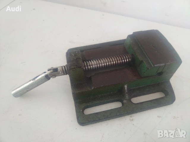 Малко чугунено менгеме за настолна бормашина. Внос от Германия