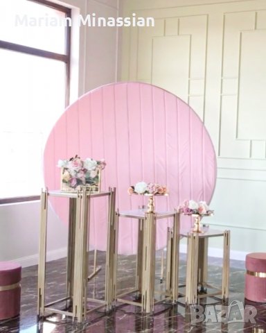 Златисти правоъгълни маси с бяла повърхност под наем