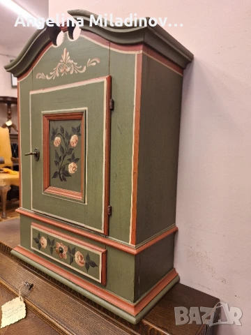 Шкаф за стена ръчно изрисуван , снимка 3 - Шкафове - 51314373