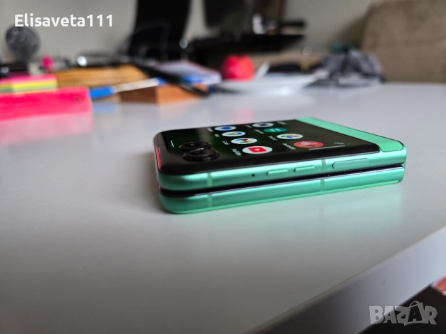 Зелен Motorola RAZR 2025 (RAZR 60) като нов, снимка 3 - Motorola - 52639195