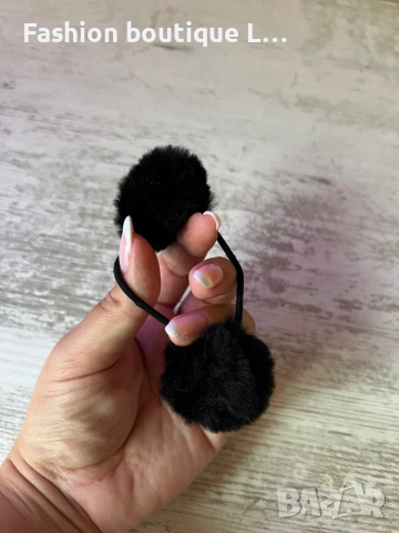 Черен ластик за коса с два пухени помпона 🖤