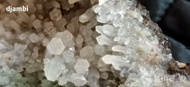 №1, Кварцова друза с дребнозърнести празени шипове и скиптери., снимка 1