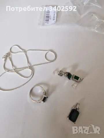 Колие ,обеци пръстен с зелен камък.