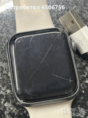 Apple Watch Series 4, снимка 2 - Смарт гривни - 56451963