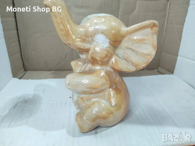 Порцеланова статуетка танцуващо слонче