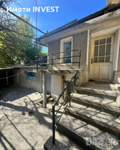 Триетажна къща с двор, гаражи и възможност за разделяне – гр. Попово, снимка 9 - Къщи - 52836009