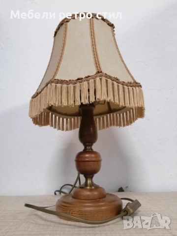 Елегантна нощна лампа с  основа от масивна дърво с топъл естествен финиш и кремав текстилен абажур.