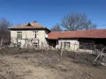 Къща с двор и селскостопански постройки, снимка 1