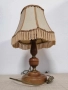 Елегантна нощна лампа с  основа от масивна дърво с топъл естествен финиш и кремав текстилен абажур., снимка 1