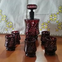 Цветен червен кристал гарафа и чаши, снимка 1 - Антикварни и старинни предмети - 40780698
