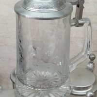 Стъклена халба за бира с капак , снимка 1 - Антикварни и старинни предмети - 36904709