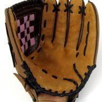 Ръкавица бейзболна кожa/PU MAXI. Ръкавицата е подходяща за лява ръка (най-често използваната). На ки