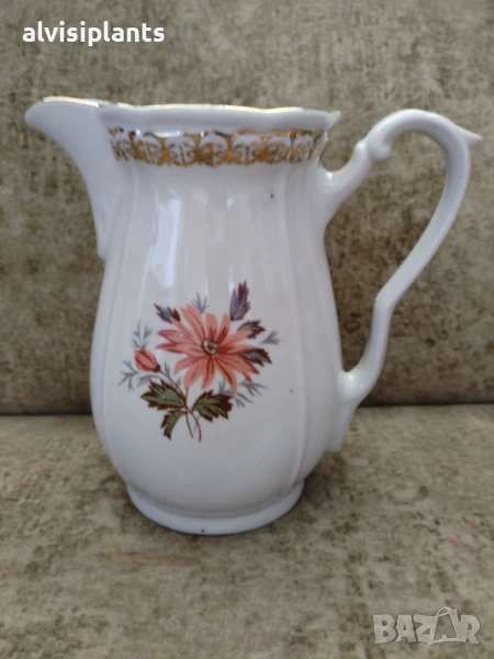 Порцеланова кана със златен орнамент и цъфнали цветя , снимка 1