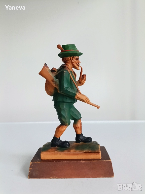 Немска статуетка на ловец в традиционно облекло., снимка 1