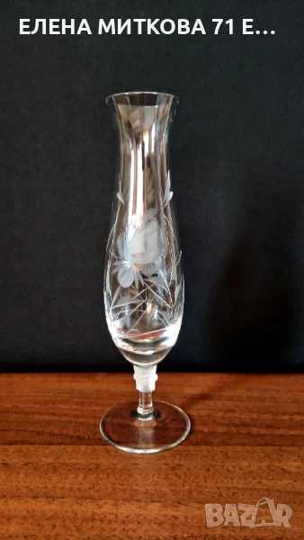 Тънкостенна кристална ваза с красива гравюра, снимка 1