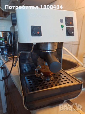 Кафе машина Саеко италианска с месингова ръкохватка, работи отлично и прави хубаво кафе с каймак , снимка 2 - Кафемашини - 37732117