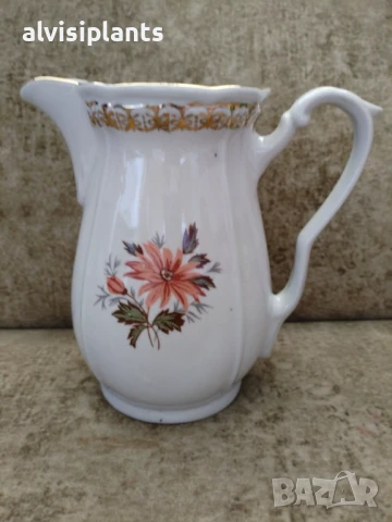 Порцеланова кана със златен орнамент и цъфнали цветя 