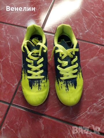 Футболни обувки за момчета Umbro почти нови, снимка 2 - Детски маратонки - 51775364