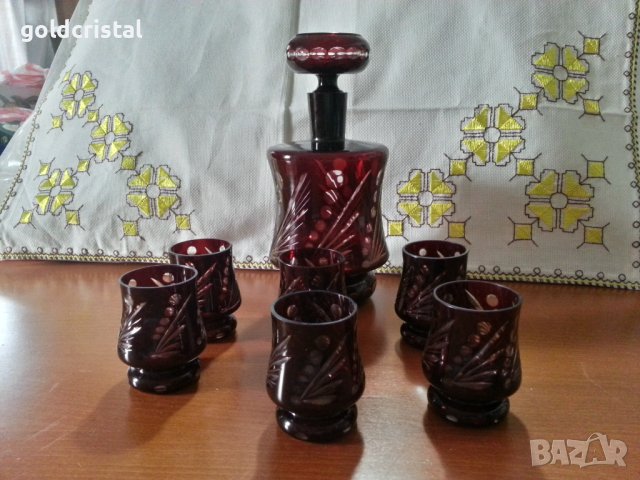 Цветен червен кристал гарафа и чаши, снимка 1 - Антикварни и старинни предмети - 40780698