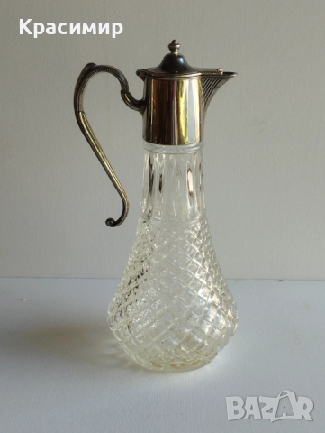 Винтидж стъклена кана с метална посребрена горна част. 