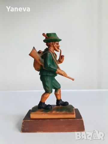 Немска статуетка на ловец в традиционно облекло.