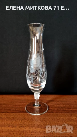 Тънкостенна кристална ваза с красива гравюра