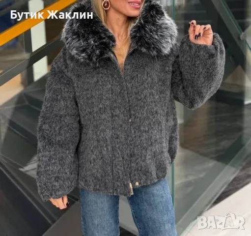 Дамско палто с обемна качулка 