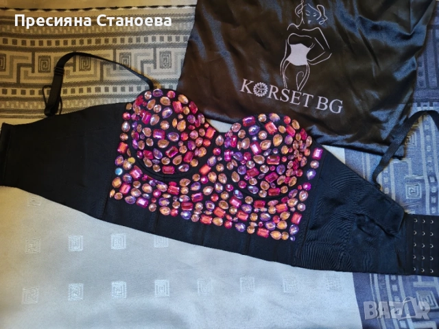 Бюстие в черен цвят с декорация от камъни