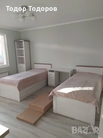 Продавам два единични легла в светъл цвят с дървесен акцент, в много приятна и нежна цветова гама