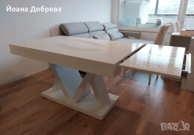 Дървена бяла трапезна маса