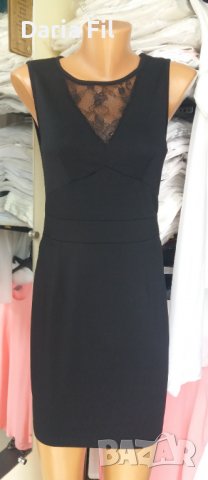 Черна рокля без закопчаване от плътно трико с дантела на деколтето и на гърба