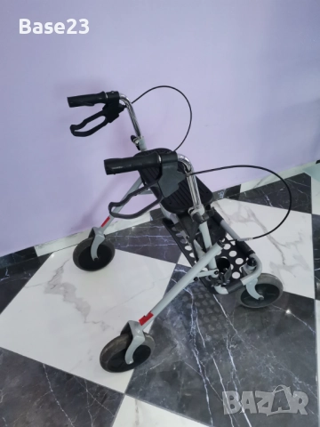 Проходилка за възрастни / ролатор, снимка 2 - Ролатори - 52793042