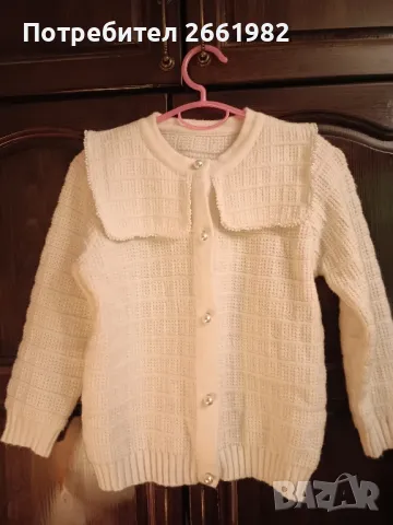 Прекрасна бяла топла жилетка/пуловер с красиви копчета