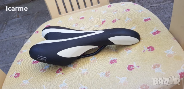 Седалка черно бяла