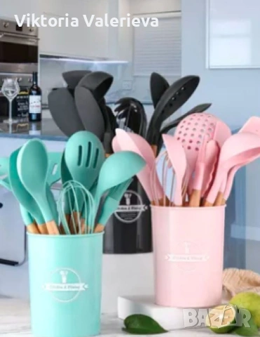 Комплект кухненски прибори 11 бр. в кръгла поставка.