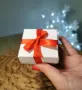 Златна гривна с червен конец , снимка 3