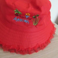 Червена шапка с периферия за момиче, нова, снимка 1 - Шапки, шалове и ръкавици - 37917703