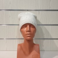 Нова зимна дамска шапка с камъчета в бял цвят, снимка 9 - Шапки - 35502359