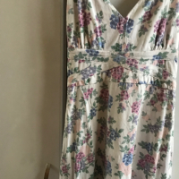 Продавам нова рокля  от памук и еластан на флорални мотиви , снимка 4 - Рокли - 36478543