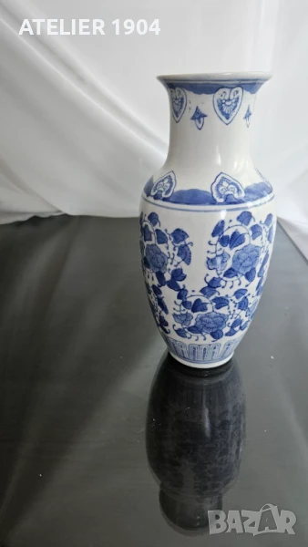 Керамична ваза в бяло и синьо – ръчно рисувана, снимка 1