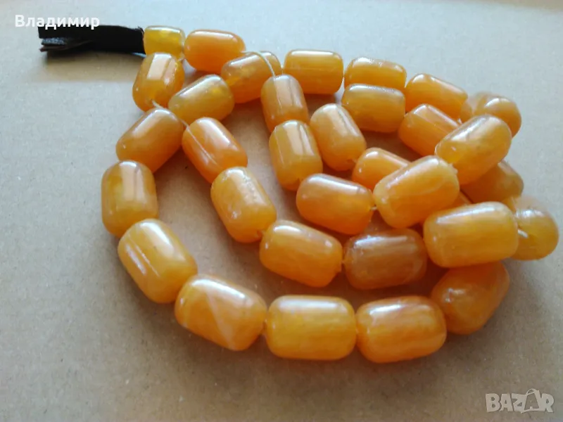 Броеница - 33 броя зърна с кожен пискюл, снимка 1