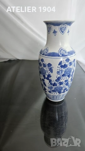 Керамична ваза в бяло и синьо – ръчно рисувана