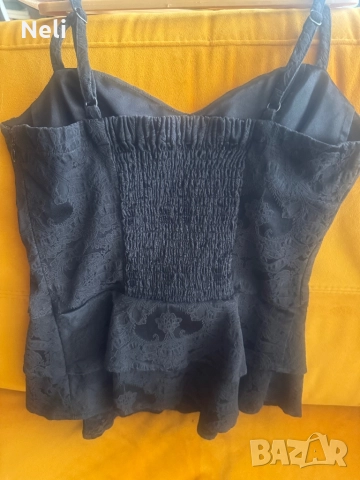Черен топ/ бюстие на GUESS, снимка 2 - Корсети, бюстиета, топове - 51846456