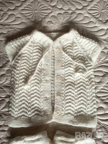 Бебешко елече и терлици ръчно плетени, снимка 2 - Жилетки и елечета за бебе - 53921933